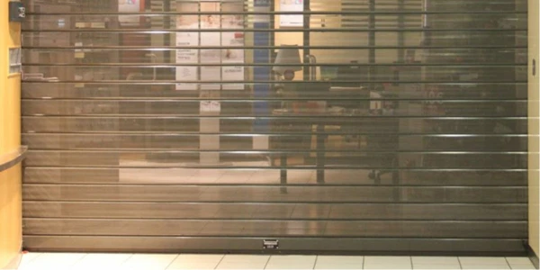 Sécurité et visibilité de la vitrine : rideau microperforé ou grille