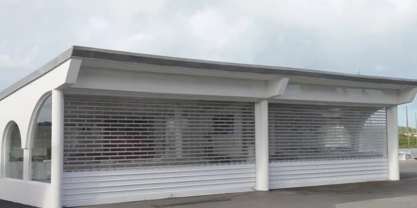 Visibilité prioritaire et façade ouverte : grille ajourée ou fermeture transparente