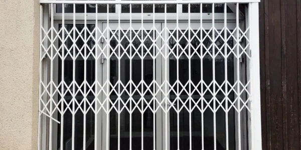 Pose de rideaux métalliques et grilles de sécurité