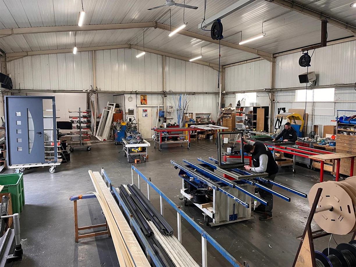 TRIOLA Menuiseries atelier de fabrication à Laudun l'Ardoise : zone d'assemblage des menuiseries