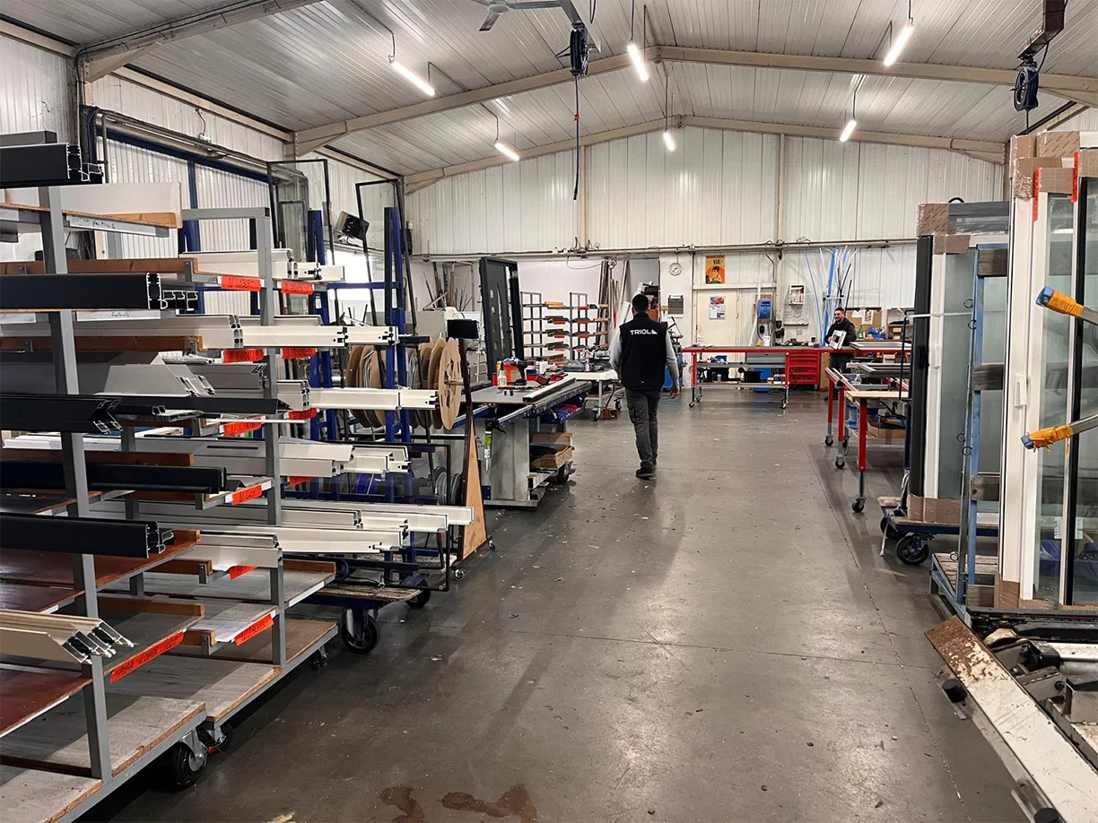 TRIOLA Menuiseries atelier de fabrication à Laudun l'Ardoise : atelier de production vue centrale