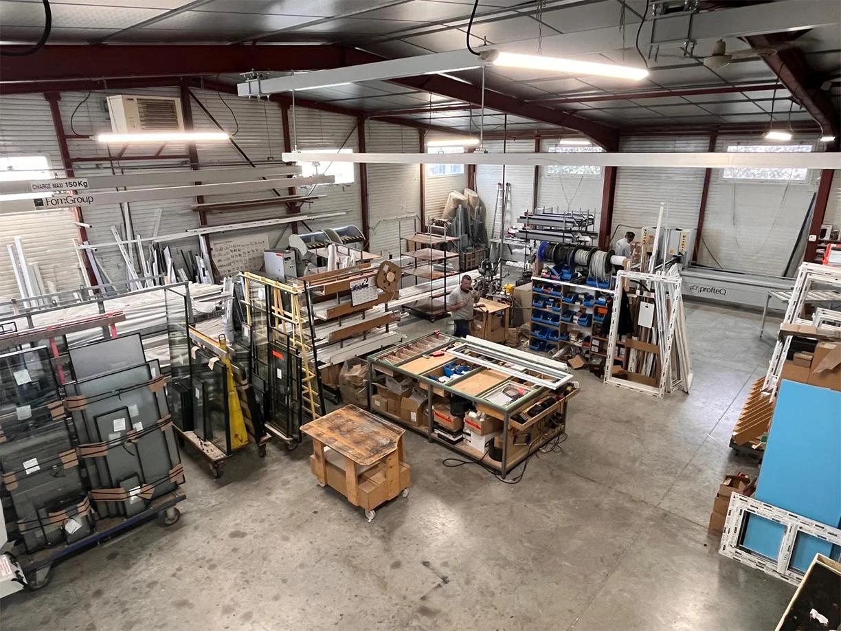 TRIOLA Menuiseries atelier de fabrication à Laudun l'Ardoise : atelier vue d'ensemble