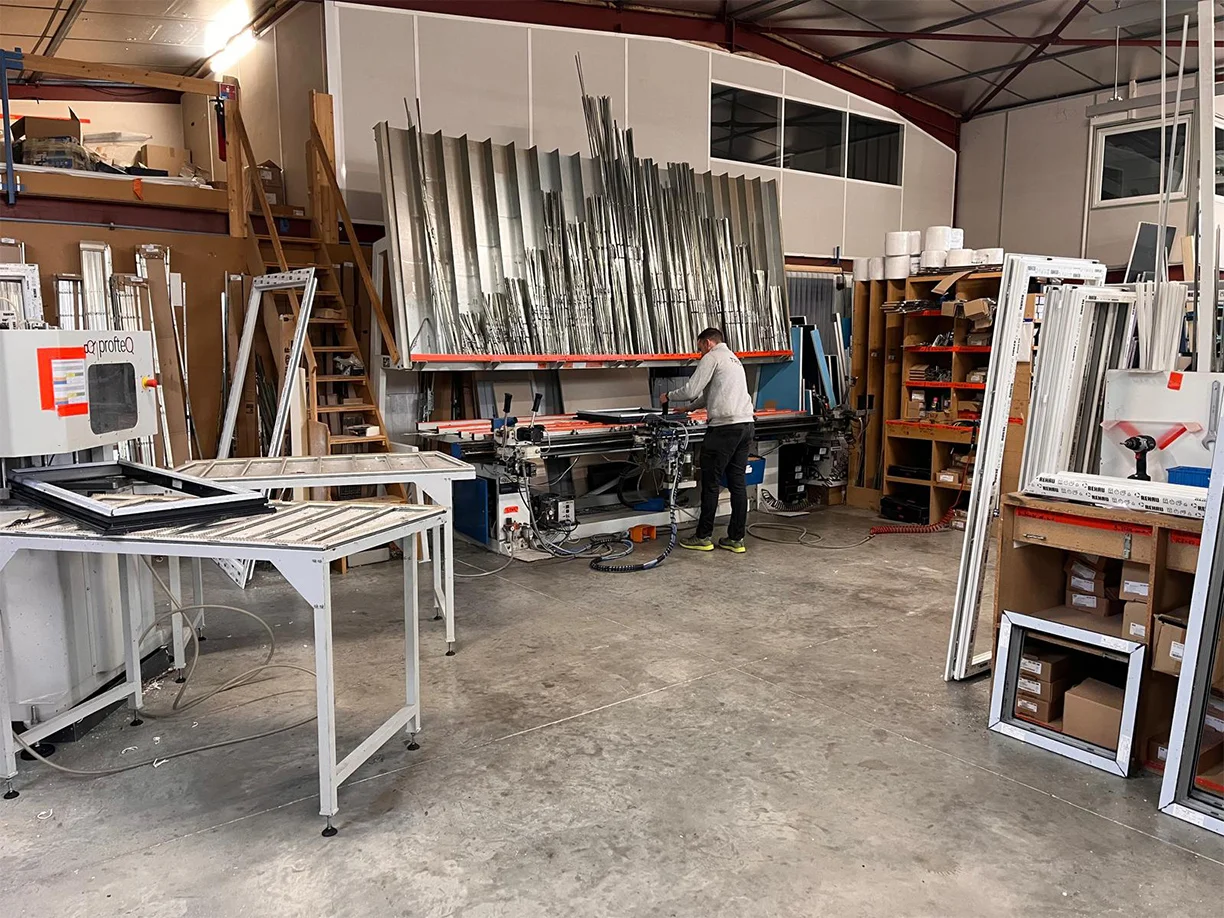 TRIOLA Menuiseries atelier de fabrication à Laudun l'Ardoise : machine de découpe pour aluminium