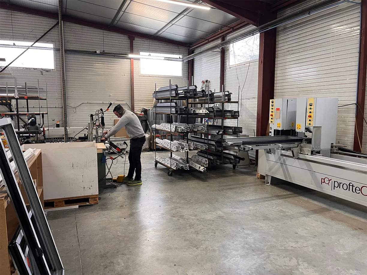 TRIOLA Menuiseries atelier de fabrication à Laudun l'Ardoise : poste de découpe des profilés en aluminium