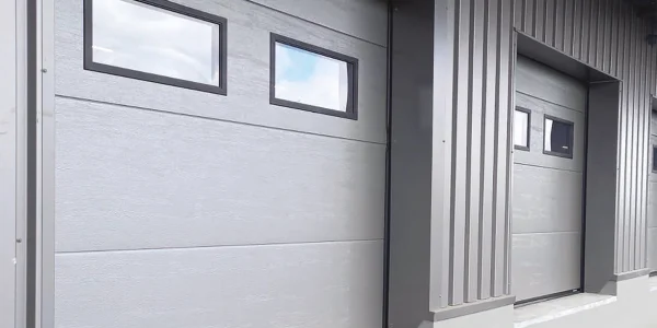 Finitions et options pour adapter la porte sectionnelle au bâtiment