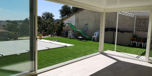 Par rapport à une extension à toit plat