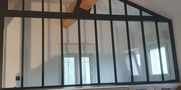 Une verrière intérieure pour structurer sans cloisonner