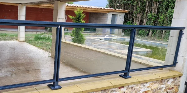 Garde-corps aluminium vitré
