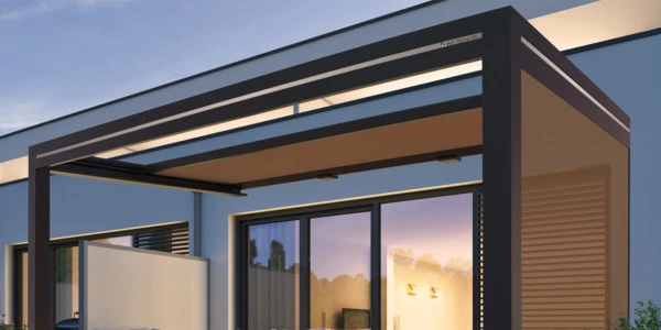Pergola à toile enroulable : ombrager sans fermer la terrasse