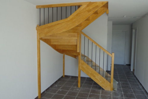 Escalier demi-tour hevea vernis rampe balustres fer
