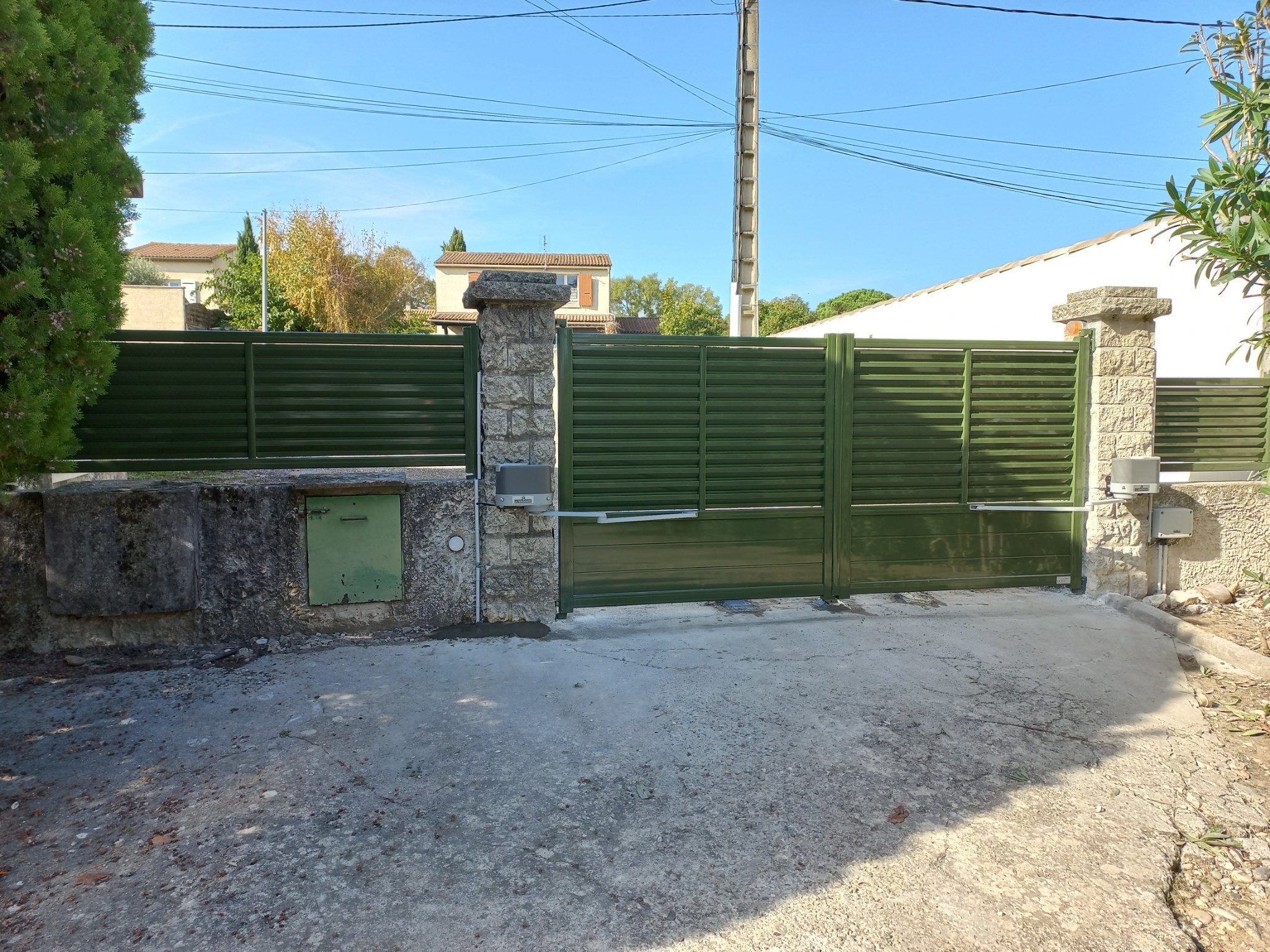 Portail motorisé et clôtures assorties en ALU à Pont Saint Esprit (Gard) -  Triola